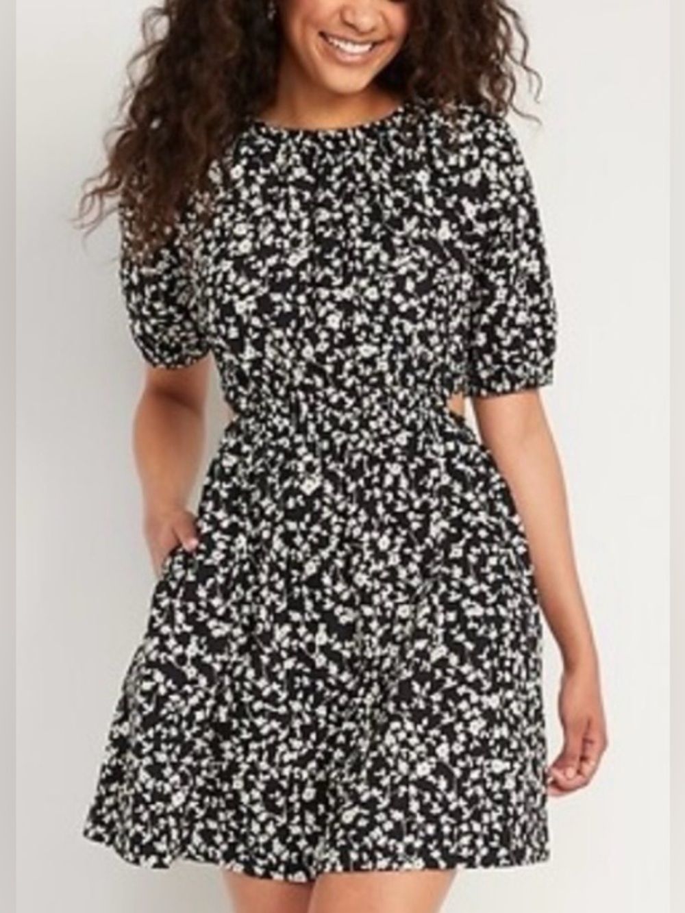 Old Navy Black & White Floral Short Sleeve Dress w| pockets .